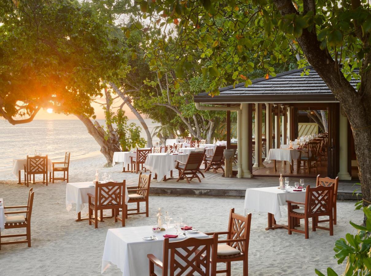 로얄 아일랜드 리조트 앤 스파 다라반두 외부 사진 Sunset at the Beach Restaurant