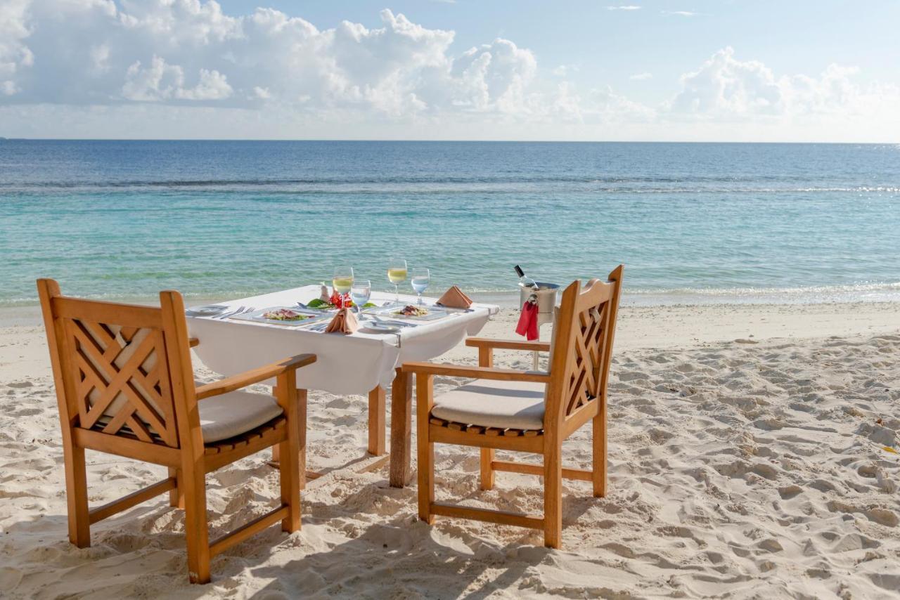 로얄 아일랜드 리조트 앤 스파 다라반두 외부 사진 Beach dining at Sandals Emerald Reef Resort